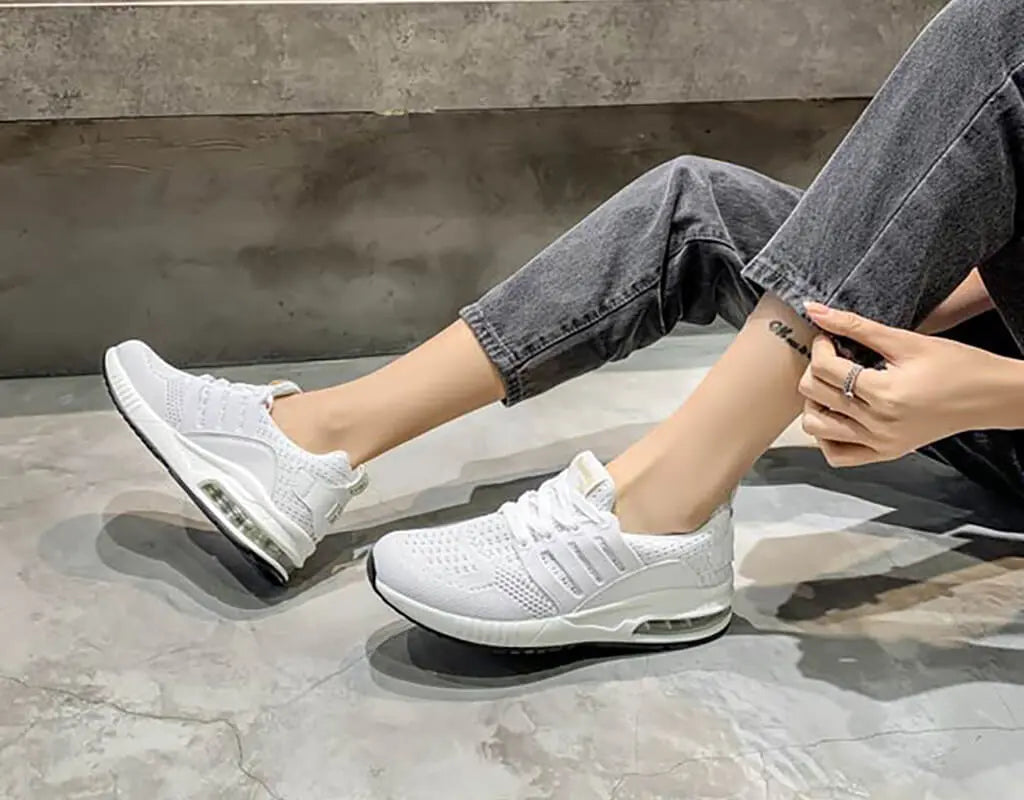 Fashionable, stylish, sport shoes, running shoes, everyday sneakers, breathable design, aircushioning, heel support, elastic closure, easy slip in. white trainers