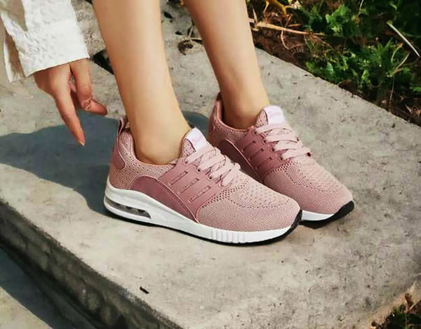 Running shoes lifestyle image Pink and elastic closure